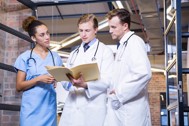 Jak powstała brytyjska służba zdrowia NHS i co ją ukształtowało?