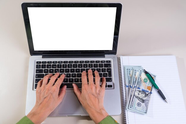 Jak zarobić dodatkowe pieniądze w internecie bez wychodzenia z domu?